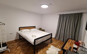 Dreamplace Airport & Therme Relax Studio A Near Airport